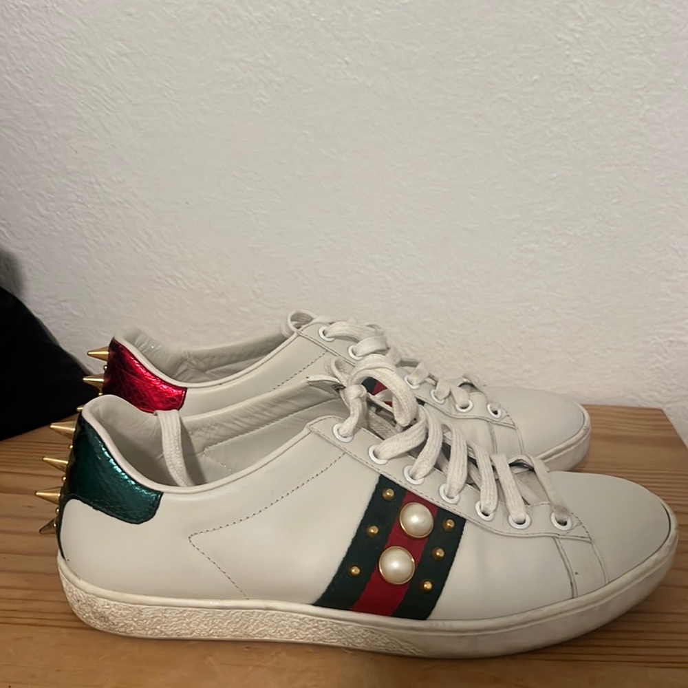 Gucci shoes at a very good price, lightly used and beautiful